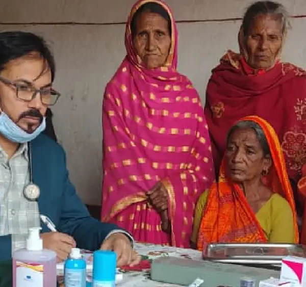 नवादा के बरदाहा गांव में डॉ. सरफराज़ आलम द्वारा निःशुल्क स्वास्थ्य जांच शिविर