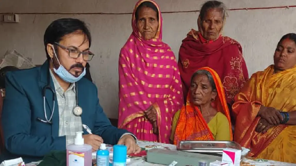 नवादा के बरदाहा गांव में डॉ. सरफराज़ आलम द्वारा निःशुल्क स्वास्थ्य जांच शिविर