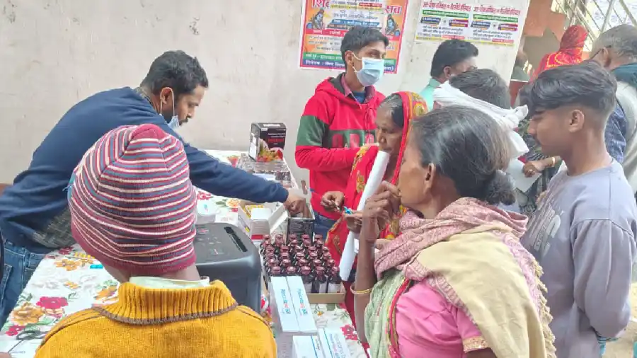 बरदाहा गांव में निःशुल्क स्वास्थ्य शिविर के दौरान मरीजों की जांच