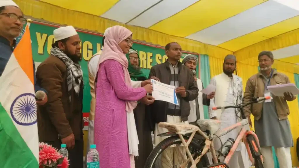 इस्लामी क्विज प्रतियोगिता के विजेता छात्र