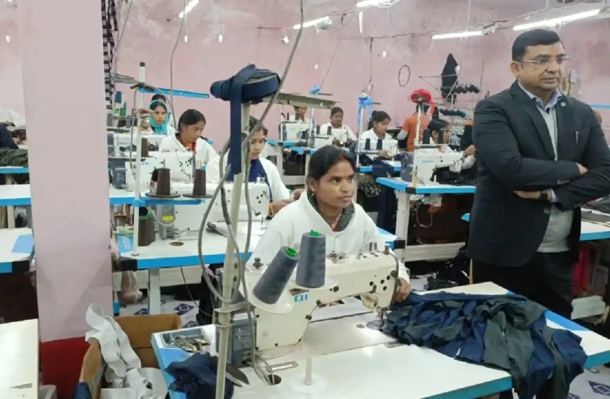नालंदा डीएम कुंदन कुमार ने निशा रेडीमेड गारमेंट्स का निरीक्षण किया
