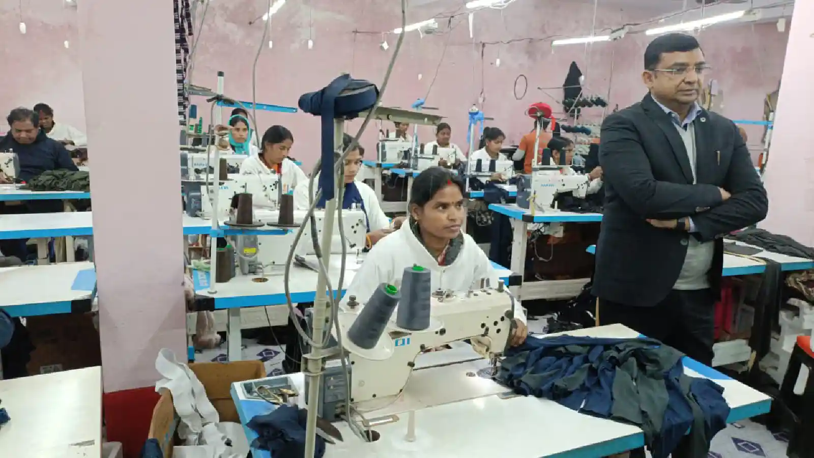 नालंदा डीएम कुंदन कुमार ने निशा रेडीमेड गारमेंट्स का निरीक्षण किया