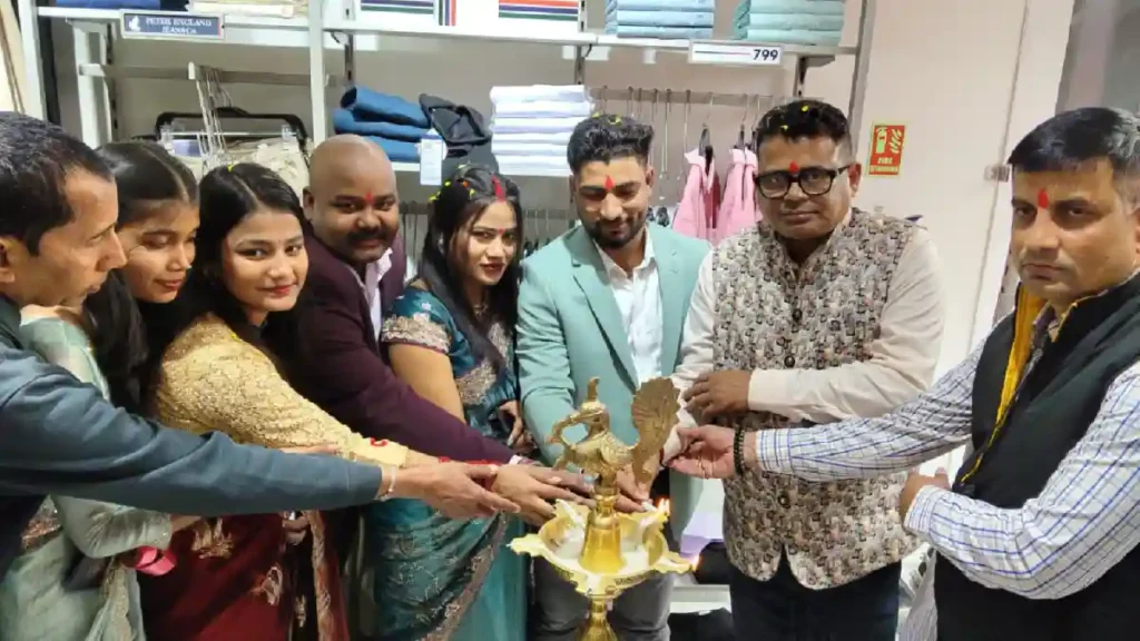 पीटर इंग्लैंड शोरूम का उद्घाटन करते पूजा कुमारी और टीम